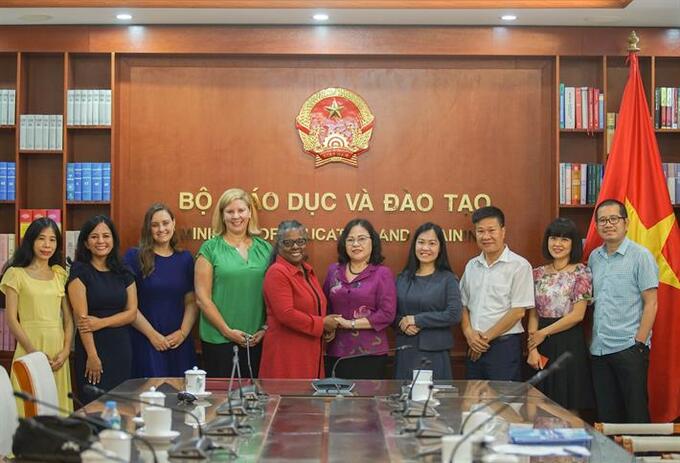 Thứ trưởng Ngô Thị Minh vui mừng đón tiếp bà Yolonda Chanterra Richardson tại trụ sở Bộ GDĐT