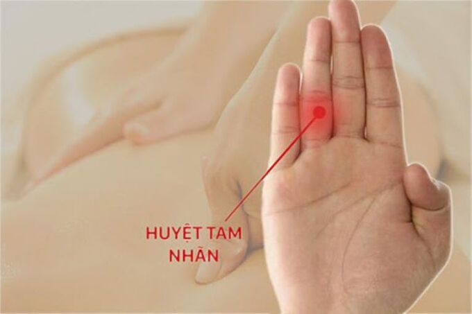 bam-huyet-giam-dau-bung-kinh-tam-nhan
