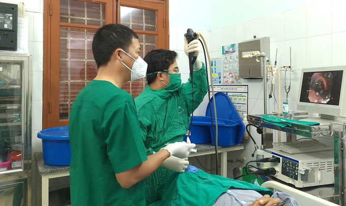 Các bác sĩ tiến hành nội soi gắp dị vật cho bệnh nhân. Ảnh: BVCC