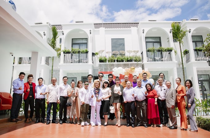 Đoàn công tác văn phòng đại diện Trung ương Hội tại Tây Nguyên và TP.HCM cùng văn nghệ sĩ tại lễ ra mắt
