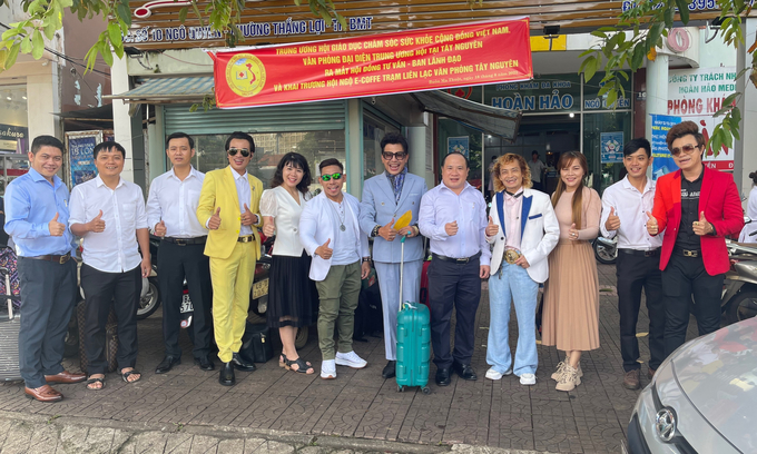 Đoàn sứ giả văn nghệ sĩ cơ quan và Ban lãnh đạo Văn phòng đại diện Trung ương Hội tại TP.HCM thăm Trạm liên lạc văn phòng đại diện Hội tại Tây Nguyên
