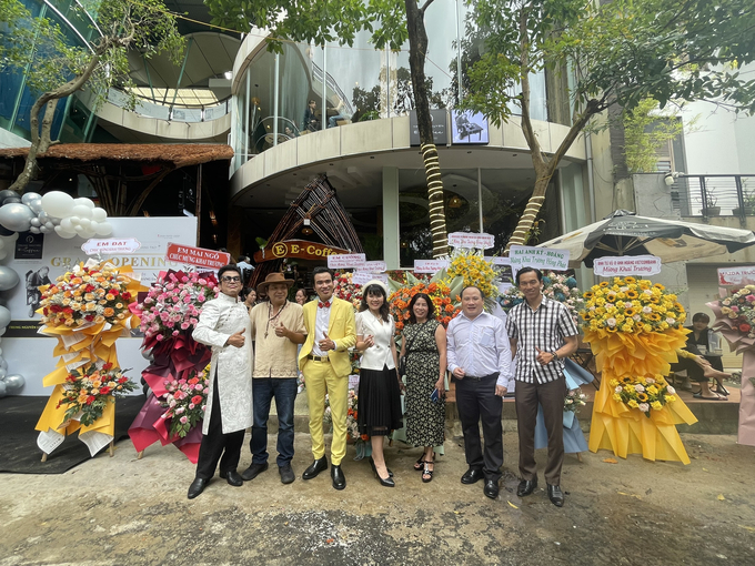 Ban lãnh đạo và văn nghệ sĩ lưu niệm tại khai trương hội ngộ trạm liên lạc văn phòng đại diện Hội tại Tây Nguyên