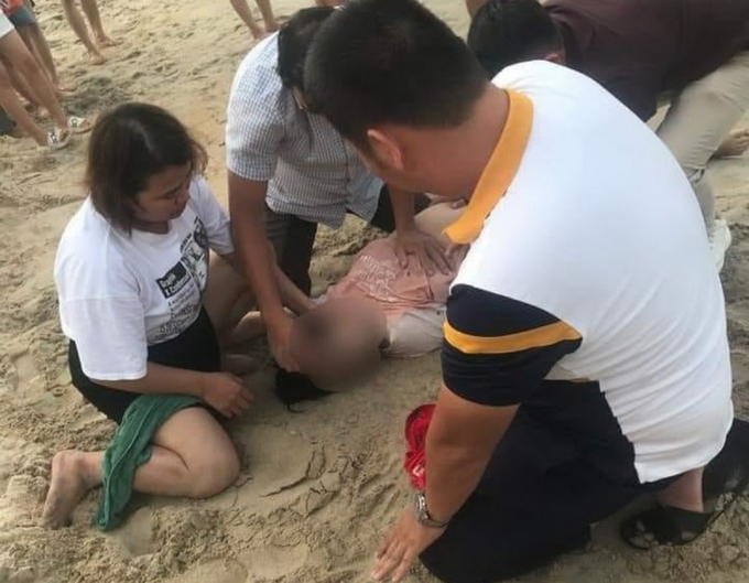 Chiến sĩ công an kịp thời ứng cứu giúp cô gái bị đuối nước qua cơn nguy kịch. Ảnh: VOV