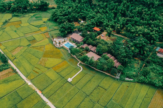 Sol Bungalows Resort nằm ẩn mình giữa cánh đồng lúa xanh mướt và núi rừng bạt ngàn