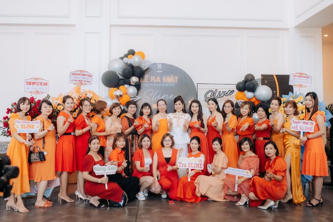 Chị Hằng trong buổi lễ ra mắt sản phẩm Thực phẩm bảo vệ sức khoẻ Sline