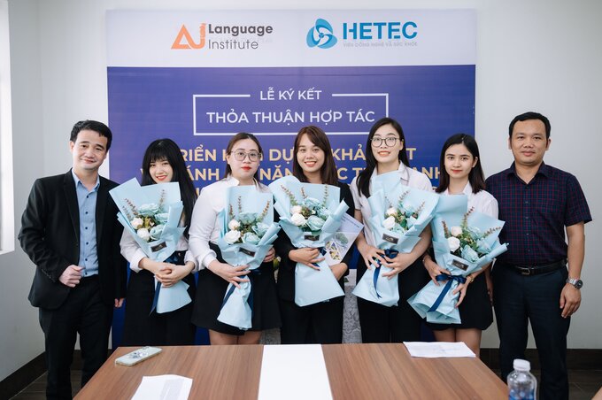 TS. Lê Hữu Thi - Viện trưởng Viện Công nghệ và Sức khoẻ và TS. Nguyễn Tùng Linh - Phó Viện trưởng trao quyết định và tặng hoa chúc mừng các thành viên ban quản lý dự án
