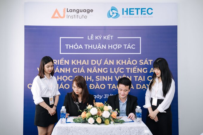 Bà Nguyễn Hương Ly - Giám đốc điều phối Hệ thống Anh ngữ A&U và TS. Lê Hữu Thi -Viện trưởng Viện Công nghệ và Sức khoẻ ký kết thoả thuận hợp tác