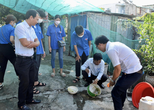 Kiểm tra các dụng cụ chứa nước. Ảnh: CDC Bà Rịa - Vũng Tàu