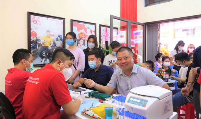 Đông đảo người dân đã đến hiến máu trong ngày đầu khai trương tại điểm hiến máu thứ 5. Ảnh: HNM