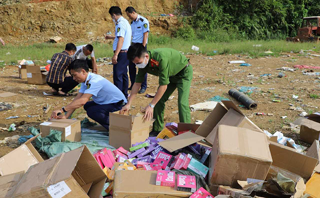 Lực lượng chức năng tiến hành tiêu hủy toàn bộ số sản phẩm thuốc lá điện tử nhập lậu. Ảnh: BYB