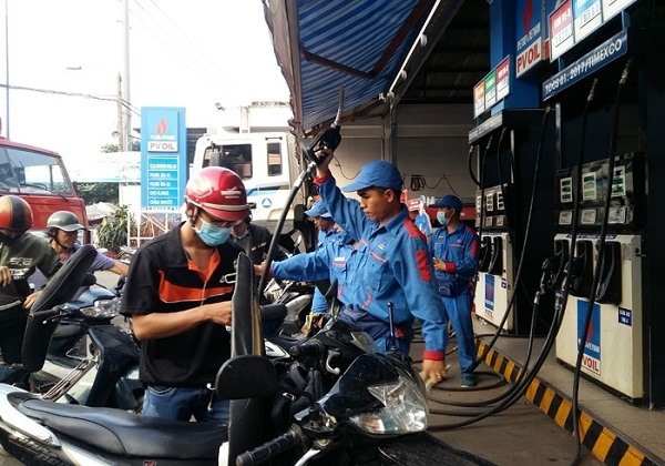 gia-xang-dau-tiep-tuc-tang-manh-hai-cu-dap-lien-tiep-dau-nam-moi