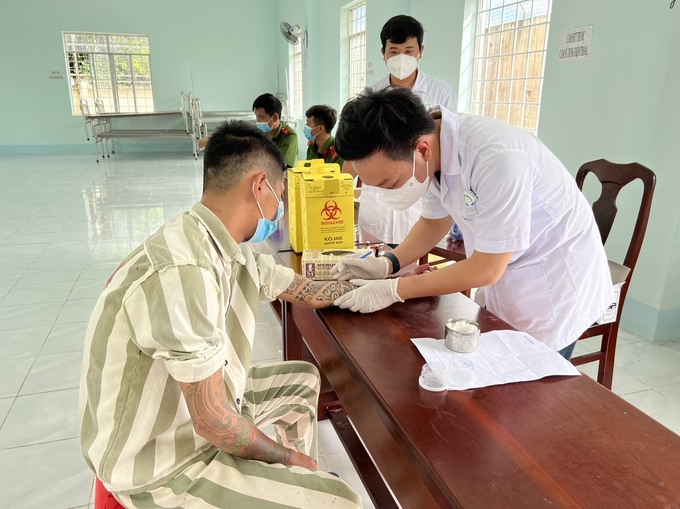 Các y, bác sĩ lấy mẫu máu xét nghiệm. Ảnh: LĐO