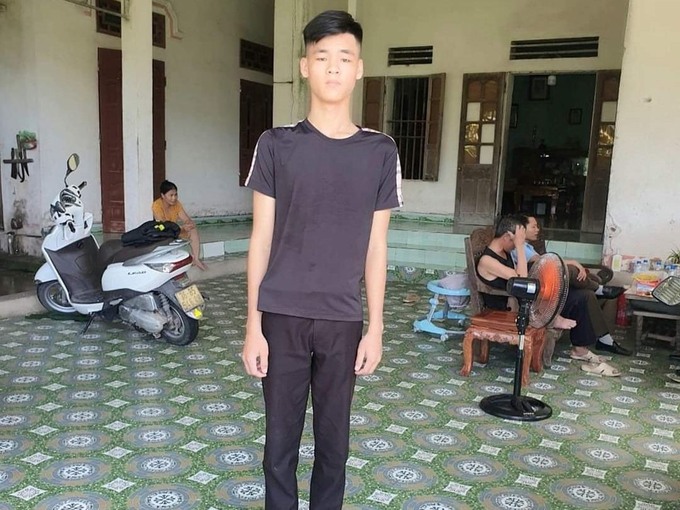 Nam sinh Cao Văn Đức, người có hành động dũng cảm cứu sống 4 em nhỏ bị đuối nước, được Chủ tịch UBND tỉnh Thanh Hóa tặng bằng khen. Ảnh: NDCC