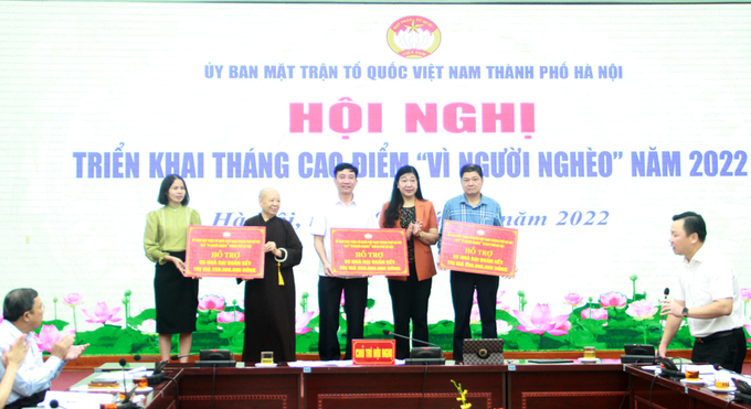 Ủy ban Mặt trận Tổ quốc Việt Nam thành phố trao tiền hỗ trợ các huyện xây nhà Đại đoàn kết cho hộ nghèo năm 2022. Ảnh: HNM