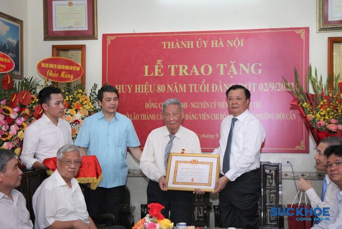 Bí thư Thành ủy Hà Nội Đinh Tiến Dũng trao tặng Huy hiệu 80 năm tuổi Đảng cho đồng chí Vũ Oanh
