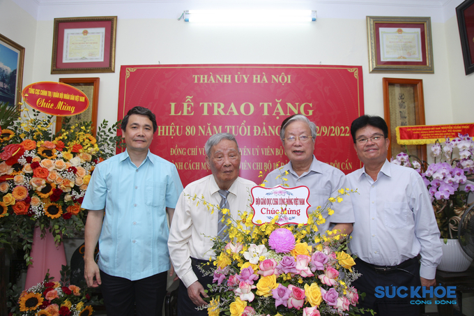 Đồng chí Nguyễn Hồng Quân - Nguyên Ủy viên Ban Chấp hành Trung ương Đảng, Chủ tịch Hội Giáo dục chăm sóc sức khỏe cộng đồng Việt Nam tặng hoa và gửi lời chúc sức khỏe, bình an, trường thọ đến đồng chí Vũ Oanh