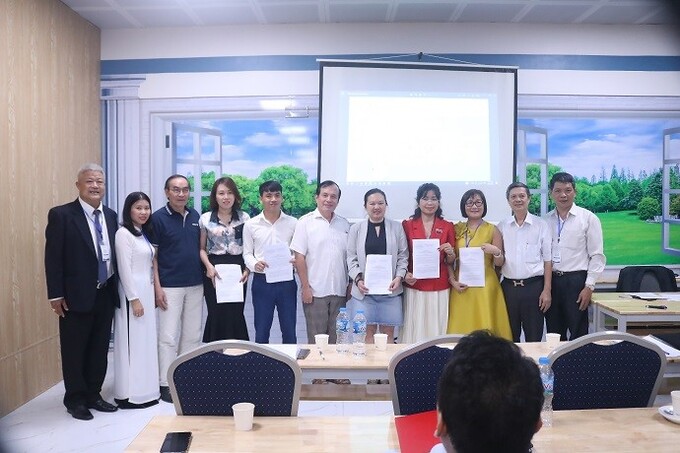 BS Trần Quang Mai – Giám đốc Trung tâm giáo dục chăm sóc sức khỏe cộng đồng Hà Nội trao quyết định cho các đơn vị thành viên của Trung tâm giáo dục chăm sóc sức khỏe cộng đồng Hà Nội