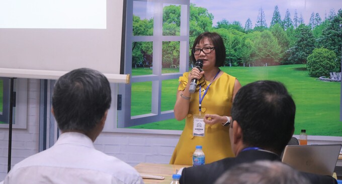 TS.BS Hoàng Thị Bạch Dương - Ủy viên Ban Thường vụ Trung ương Hội Giáo dục chăm sóc sức khỏe cộng đồng Việt Nam, Giám đốc Trung tâm Chân trời mới phát biểu