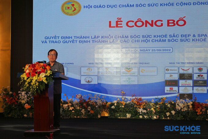 Ông Nguyễn Văn Thịnh - Phó Tổng Thư ký Trưởng ban Tổ chức thi đua khen thưởng Hội GDCSSKCĐ Việt Nam công bố Quyết định thành lập BCH Khối Chăm sóc sức khoẻ sắc đẹp và Spa Thẩm mỹ Việt Nam