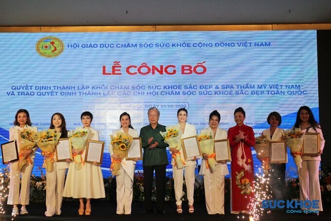 Ông Nguyễn Hồng Quân - Nguyên uỷ viên Trung ương Đảng, Chủ tịch Hội GDCSSKCĐ Việt Nam và TS.BS.TTND Lê Thị Hằng - Phó Chủ tịch Hội GDCSSKCĐ Việt Nam trao Quyết định và tặng hoa cho BCH Khối