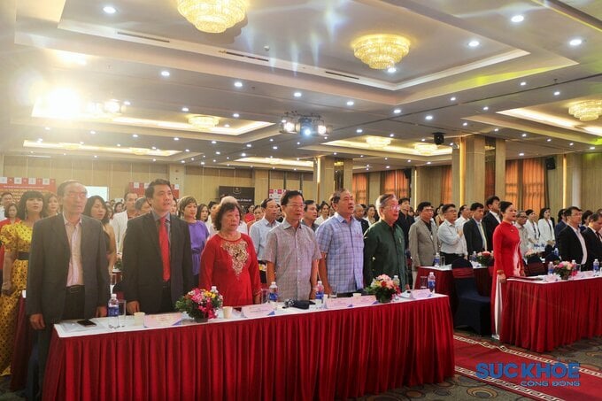 Các đại biểu và quan khách làm lễ chào cờ