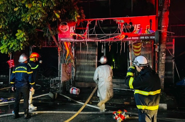 Vụ cháy lớn xảy ra tại 4 ngôi nhà ở phường Vĩnh Hưng khiến nhiều người hoảng loạn. Ảnh: LĐO