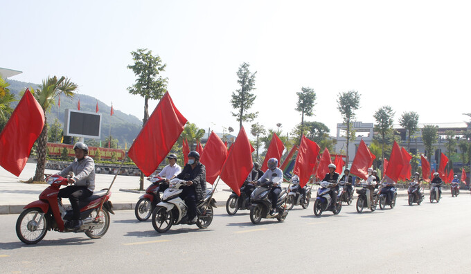 Đại biểu các ban, ngành, đoàn thể, lực lượng đoàn viên, thanh niên diễu hành, cổ động hưởng ứng Tuần lễ dinh dưỡng và phát triển. Ảnh: BLC