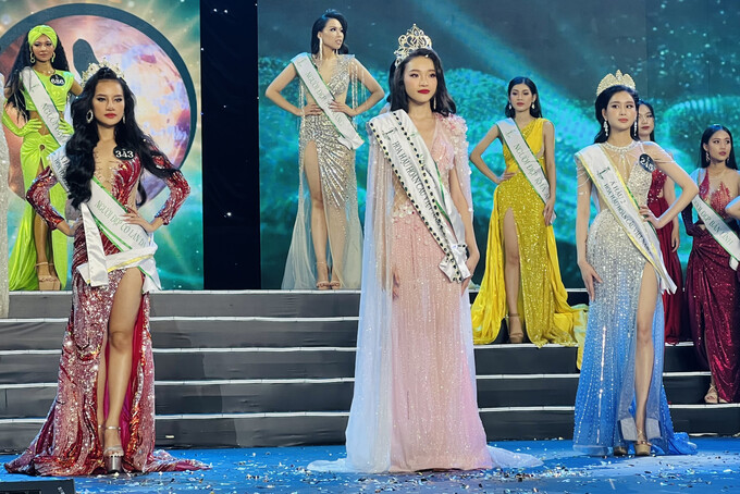 Á hậu 1 Lê Thị Hương Ly (váy đỏ) và á hậu 2 Nguyễn Thị Nga (váy xanh) cùng hoa hậu Phạm Kim Ngân