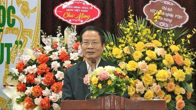 TS. Lê Đình Tiến - Phó Chủ tịch Trung ương hội, nguyên Thứ trưởng Bộ khoa học và công nghệ Giáo dục CSSKCĐ Việt Nam thay mặt Trung ương Hội Giáo dục CSSKCĐ Việt Nam chúc mừng và tặng hoa cho Viện