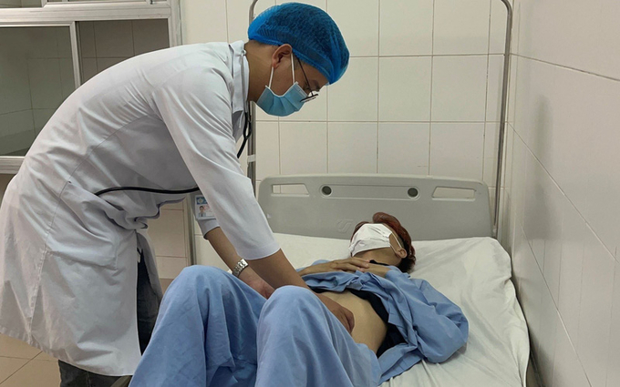 Bác sĩ thăm khám cho bệnh nhân sau can thiệp. Ảnh: TTXVN