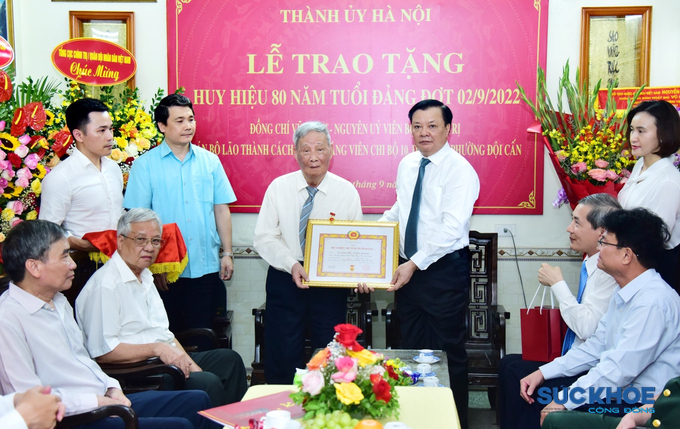 Bí thư Thành ủy Hà Nội đến nhà riêng trao Huy hiệu 80 năm tuổi Đảng cho đồng chí Vũ Oanh - Cán bộ lão thành cách mạng, nguyên Ủy viên Bộ Chính trị, nguyên Chủ nhiệm Việt Minh thành Hoàng Diệu, nguyên Trưởng đoàn đại biểu Hà Nội đi dự Đại hội Quốc dân Tân Trào