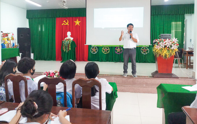 Anh Lê Vũ Giang Huy, cán bộ Khoa Truyền thông, CDC Cần Thơ nói chuyện về tác hại thuốc lá với  các học sinh Trường THCS  Đoàn Thị Điểm. Nguồn ảnh: Báo Cần Thơ