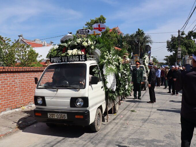 Dòng người tiễn đưa hài cốt Liệt sỹ Nguyễn Minh Chính về Nghĩa trang quê nhà xã Thượng Vũ, huyện Kim Thành, tỉnh Hải Dương (Ảnh: Từ Ngọc Lang)