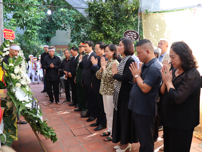 Hội Giáo dục chăm sóc sức khỏe cộng đồng Việt Nam thắp nén hương tưởng nhớ Liệt sỹ Nguyễn Minh Chính (Ảnh: Từ Ngọc Lang)