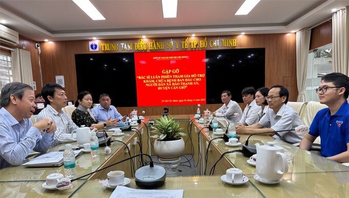  Lãnh đạo Sở Y tế gặp gỡ các bác sĩ trẻ tình nguyện luân phiên đến xã đảo để tham gia công tác chăm sóc sức khoẻ cho người dân trên xã đảo Thạnh An