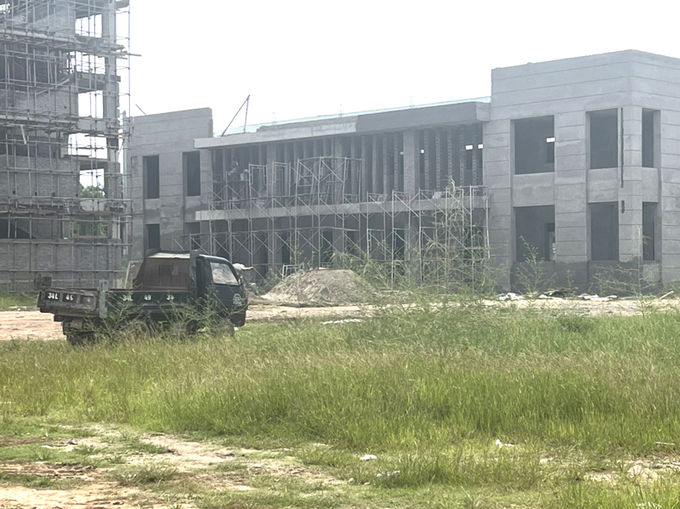 Công trường đầy cỏ mọc, rác vứt khắp nơi, công trình không có nổi một biển báo, một tấm lưới quây che bụi