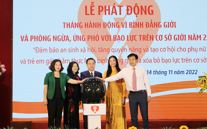 Các đồng chí lãnh đạo Bộ Lao động – Thương binh và Xã hội, UBND thành phố Hà Nội, UBND thị xã Sơn Tây ấn nút phát động Tháng hành động vì bình đẳng giới và phòng ngừa, ứng phó với bạo lực trên cơ sở giới năm 2022. Ảnh: HNM