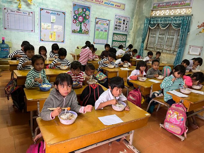 Cô giáo thường nấu những bữa ăn đổi vị cho các học sinh của mình