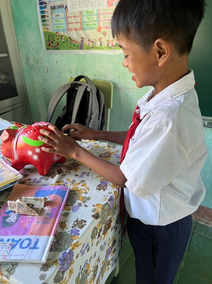 Cô và trò cùng nuôi heo đất