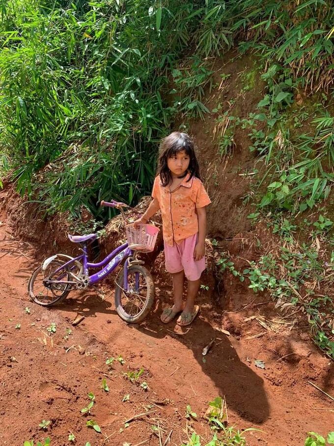 Cô bé học sinh gọi cô giáo trìu mến: 