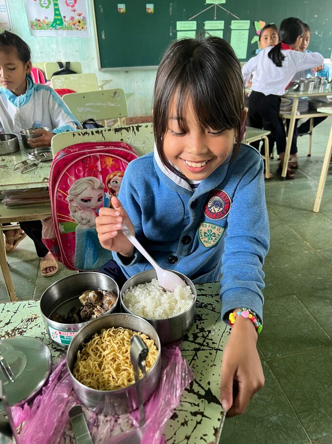 Đồ ăn chỉ là rau củ cùng cơm trắng và mì tôm nhưng cũng khiến nụ cười của những đứa trẻ hồn nhiên không bao giờ vơi