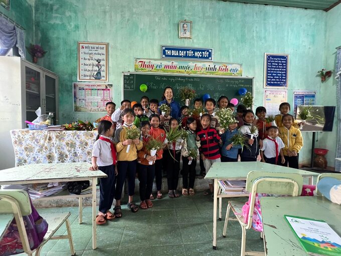 Cô và trò tổ chức ngày Phụ nữ 20/10