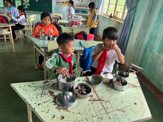 Bữa cơm trưa tự mang từ nhà đến trường