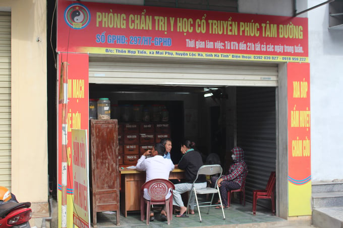 Bệnh nhân khắp nơi tìm đến lương y Phan Đình Yêm để lấy thuốc điều trị