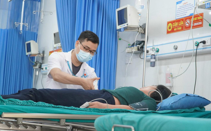 Bác sĩ theo dõi sức khỏe bệnh nhân. Ảnh: BVCC