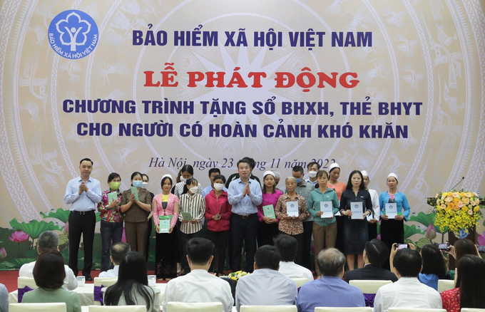 Tặng sổ BHXH, thẻ BHYT cho người có hoàn cảnh khó khăn tại điểm cầu BHXH Việt Nam 
