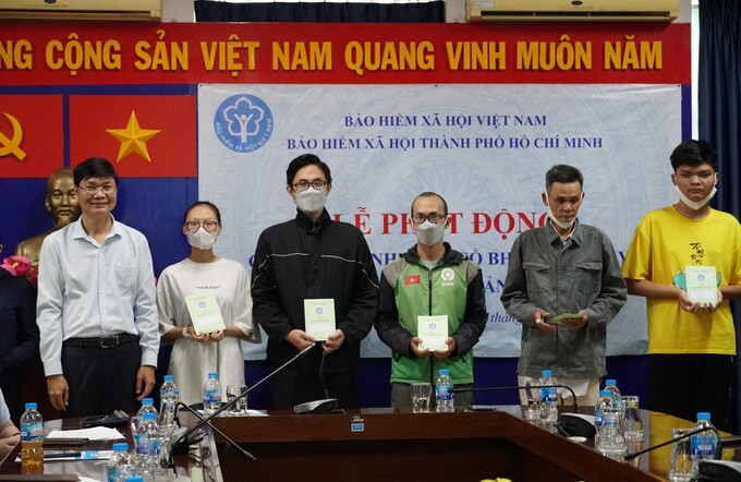 Tặng sổ BHXH, thẻ BHYT cho người có hoàn cảnh khó khăn tại điểm cầu BHXH TP. Hồ Chí Minh 