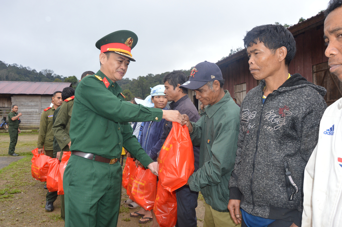 Thượng tá Hồ Huy Hùng - Phó Chính ủy Bộ CHQS tỉnh Quảng Nam tặng quà cho nhân dân Lào