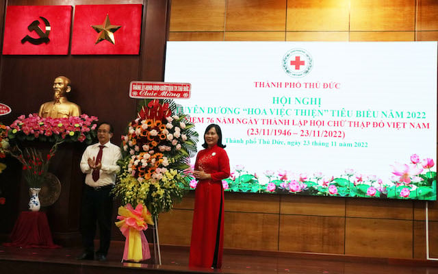 Ông Nguyễn Phước Hưng, Phó Bí thư thường trực, Chủ tịch HĐND TP. Thủ Đức tặng hoa Hội CTĐ TP. Thủ Đức, TP. Hồ Chí Minh