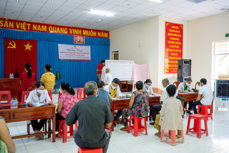 Bà con xếp hàng chờ để được Bác sĩ thăm khám